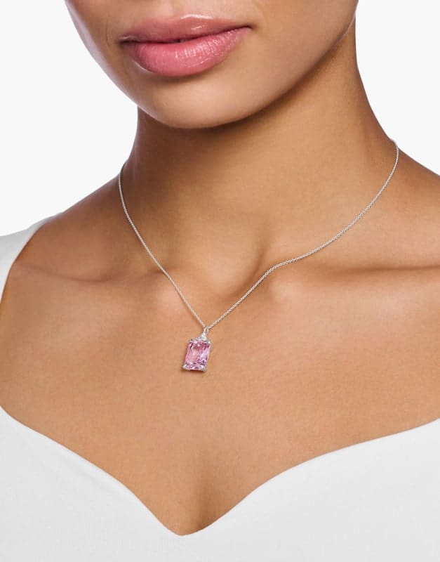 Bijuterii pentru rochii de seara ce accesori sa alegi in functie de modelul rochiei rochie decolteu inima colier cu piatra roz