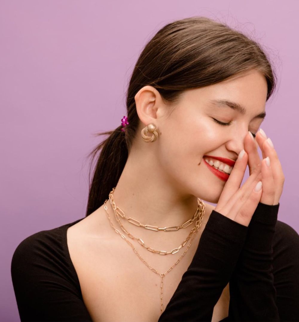 Ce bijuterii se potrivesc cu orice tinuta si stil? ​​7 modele care nu trebuie sa iti lipseasca in 2026